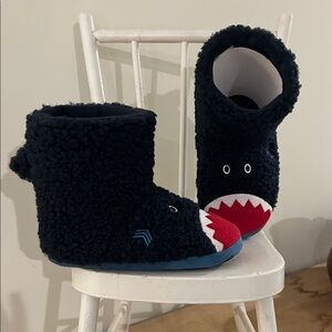 Boys navy/red totes shark sherpa slippers new condition/cardboard stays